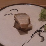 アワビ蒸し、肝のたれをつけて食べる