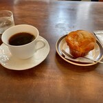 2F coffee - 新富ブレンド 600円、柿とホワイトチョコのマフィン 420円（いずれも税抜）