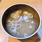丸や - 熱々のあら汁（お替り自由です）