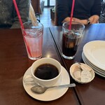キャボロカフェ - ピンクレモネード、アイスコーヒー、ホットコーヒー