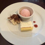 キャボロカフェ - ティラミス・レアチーズケーキ・いちごのシャーベットの3点盛りのドルチェ