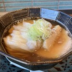 古民家ヌードゥル 黒揚羽森住 - 醤油らぁ麺　　　1000円
      雲呑（2個）　　　300円