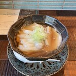 古民家ヌードゥル 黒揚羽森住 - 醤油らぁ麺　　　1000円
      雲呑（2個）　　　300円