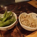 どったんばっ炭 - お通しは，枝豆にモヤシのナムル