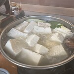 そば処 湧水 - 湯豆腐の豆腐は箸で小さめにカットｗ