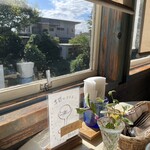 Kitchen cafe CRANBON - 窓際の席へ