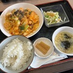 中国料理 恵莉華 - 「本日のランチA、イカと卵のチリソース炒め」（1,000圓）。