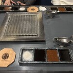 藍亭 - ソースは4種類。塩つけるものが多かったかな。右から2番目の味噌っぽいのが美味しかった