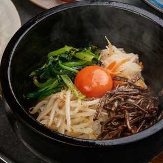 こだわりの肉や一品料理。「山水苑」と「キムズ」の味の共演を。