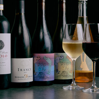 肉を引き立てる。ナチュールを中心とした100本以上のワイン