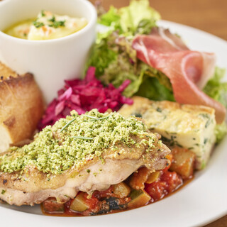 《ランチ》平日にはサラダブッフェの付いたメインが選べるランチ