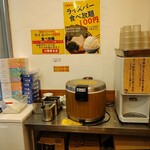 横浜家系ラーメン 大輝家 - 2025年10月23日現在の税込み100円食べ放題ライスバーコーナー