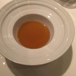 ル・マノアール・ダスティン - 雷鳥一品目: 雷鳥のコンソメ