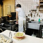 龍園 - 餃子は別の鉄板で焼いてます。