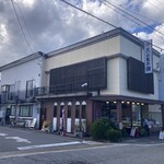 丸山菓子舗 - 何故か入口が２つある。Ｐは左端の道祖神の向かい側