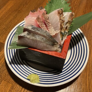 旬の鮮魚が味わえる「お刺身マス盛り」や沖縄料理もおすすめ