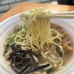 麺屋 白神 - トンコツラーメンに海老油乗せてるイメージ