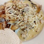 BEACHIN' SHRIMP - クラム　リングイネ⭐️ぷりぷりアサリがザックザク♫ニンニクと白ワインの芳醇な香りにうっとり♡(*´꒳`*)店外にも席があります