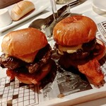 325957141 - バーガーバイツ♡日本の指先サイズではなく手のひらサイズです♫可愛いサイズのバーガーですが赤身肉のパテが肉厚☆