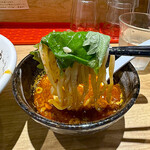 焼きあご煮干しらぁめん とびうお - 大葉の爽やかな風味とスープの魚介の風味が美味しいです