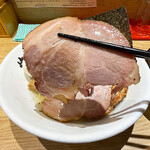 焼きあご煮干しらぁめん とびうお - 大きなチャーシュー