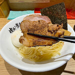 焼きあご煮干しらぁめん とびうお - こちらは煮豚系のチャーシューを炙ったものの様です