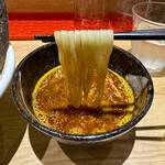 焼きあご煮干しらぁめん とびうお - 唐辛子と山椒の風味が有って、辛さとシビレが良い感じです