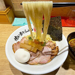 焼きあご煮干しらぁめん とびうお - 平打ち中太の全粒粉練り込み麺