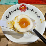 焼きあご煮干しらぁめん とびうお - 黄身がゼリー状の半熟で、出汁の味がしっかり浸みた味玉