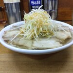 坂内食堂 - 横から見ると、ネギの量がわかりますよね？
