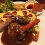 東京ライス - オムライスセット。ハンバーグは豚肉のみで肉汁がすごい。エビフライも高そうな素材