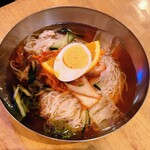 コリアンダイニング 梨泰院 - オリジナル冷麺　880円
