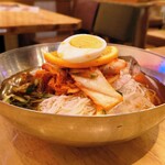コリアンダイニング 梨泰院 - オリジナル冷麺　880円