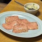 和牛 肉小僧 - 特上生タン塩＋味付けうまネギ