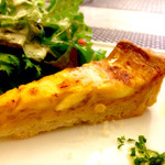 スカモルツァチーズのトルタサラータ。トルタサラータって要するにキッシュ（←ちなみにフランス語）のこと。チーズ感は存分に感じられるしっかりした味付けですが、とにかく軽い。なかなか良い仕事ですよ。