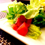 前菜プレートのグリーンサラダ。思いの外たっぷり添えてあります。ドレッシングもちょうどいい。