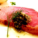 前菜プレートの氷見産カンパチ。モノ自体極上ですが、エクストラバージンと刻んだピクルスがこれまためっちゃ合う！