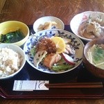 やまもりカフェ - ランチの日替わり母めし定食。選択したメインは魚の唐揚げは、外がカラッと揚げられ中身はジューシー(^^)v