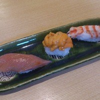 小判寿司 棚倉 - 三皿目のトロ、ウニ、海老