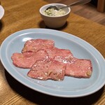 和牛 肉小僧 - 特上生タン塩　1,870円
            味付けうまネギ　165円