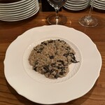 ジロトンド - 6皿目
      イタリア産黒トランペット茸のリゾット