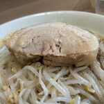 麺屋 味方 - ぶ厚く味しみ少なめ。赤身はミッチリ脂身は柔らかく美味しいです。