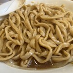 麺屋 味方 - スープ吸いまくった麺。今まで食べた中では柔らかくモチッとしてます。