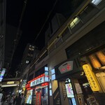 WASHOKU SUSHI ゆゆ梅田 - 露天神社（お初天神）からアパホテルの方向1分