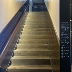 WASHOKU SUSHI ゆゆ梅田 - 階段横に「ゆゆ」と書いてあります