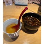 麺屋満月 - つゆをレンゲで〆の御飯に2杯入れます。