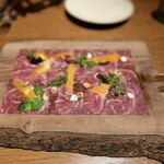 BATIDA - 石垣島・新里牛のカルパッチョ。お肉が溶けます。チーズがいいアクセントになっていて、フグ刺しの様にいただきます‼️