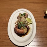 BATIDA - 炭焼きタコのリスボン風　シークワーサーがまた良い仕事をしてくれます。上下対称の感じなので、どちらかにかければ別のお料理と化します。