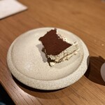 BATIDA - 石垣島の塩ティラミス。まろやかなマスカルポーネに石垣の塩がほどよく効いて、甘さを引き立てる上品なティラミスです。こちらも中々の大きさでいただけます。目の前で取り分けていただけるのが、嬉しいですね。