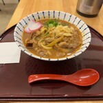 うどんとおむすび 紬 - 名物肉カレーうどん 税込900円（R7.2時点）